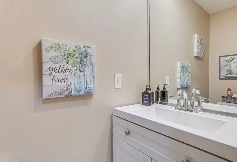 Family Friendly Houston Home In Quiet Neighborhood
