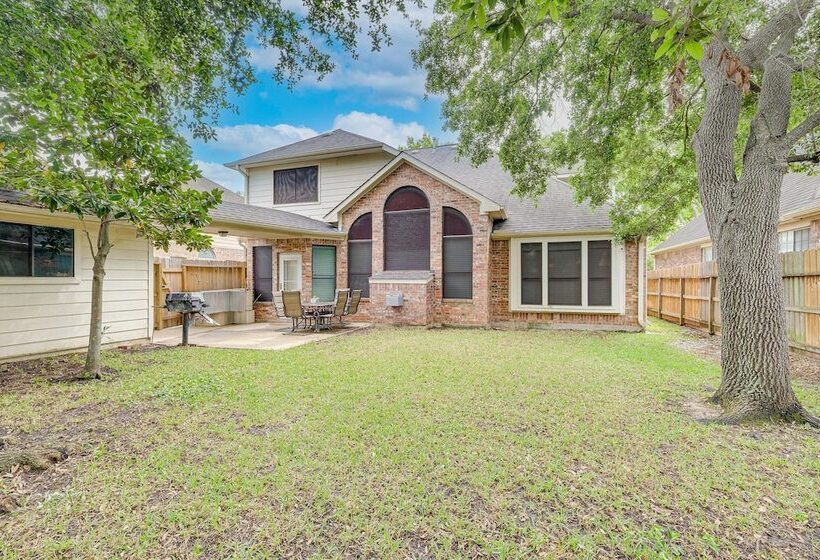 Family Friendly Houston Home In Quiet Neighborhood