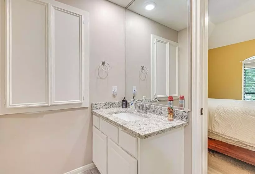 Family Friendly Houston Home In Quiet Neighborhood