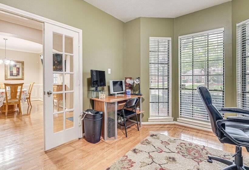 Family Friendly Houston Home In Quiet Neighborhood