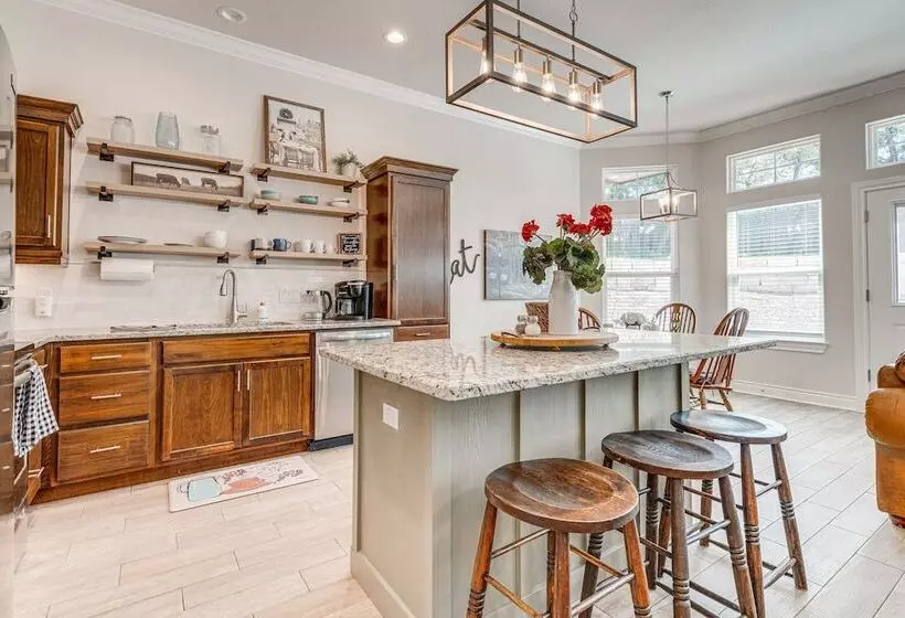 Family Friendly Lago Vista Home Near Lake Travis!