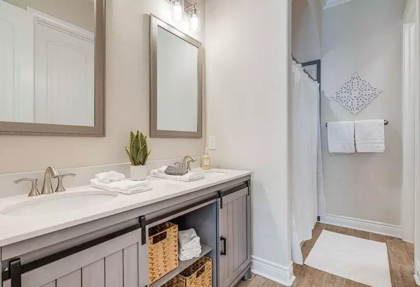 Family Friendly Lago Vista Home Near Lake Travis!