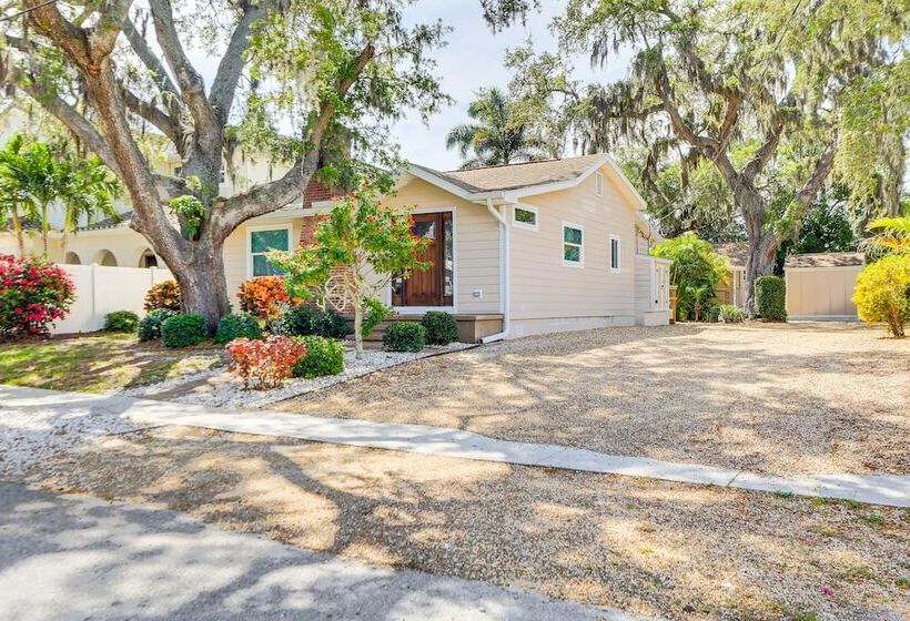Inviting Sarasota Cottage: 5 Mi To Beach Access!