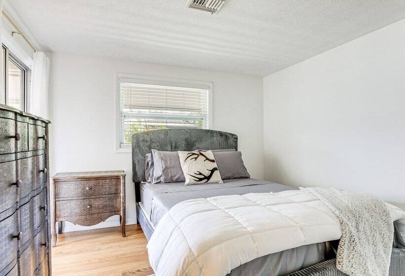 Inviting Sarasota Cottage: 5 Mi To Beach Access!