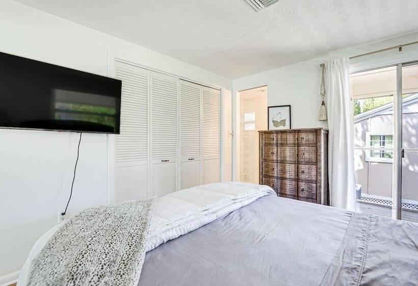 Inviting Sarasota Cottage: 5 Mi To Beach Access!