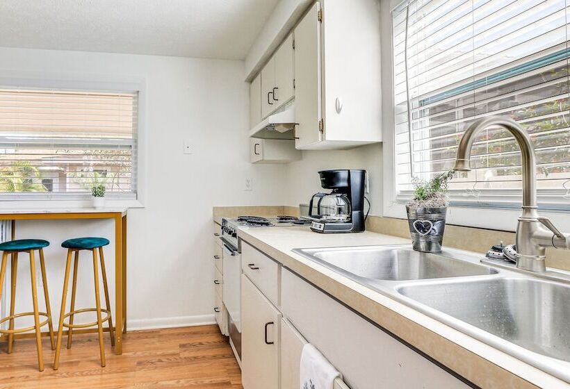Inviting Sarasota Cottage: 5 Mi To Beach Access!