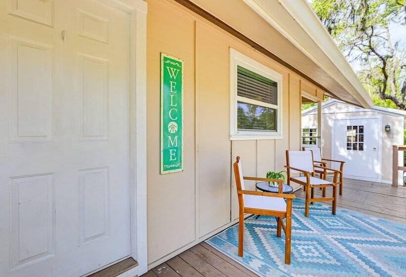 Inviting Sarasota Cottage: 5 Mi To Beach Access!