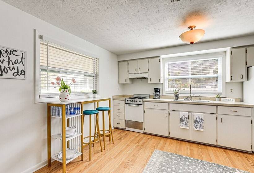 Inviting Sarasota Cottage: 5 Mi To Beach Access!