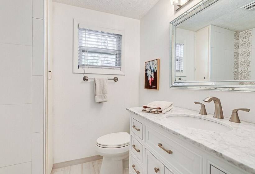 Inviting Sarasota Cottage: 5 Mi To Beach Access!