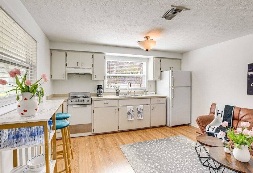 Inviting Sarasota Cottage: 5 Mi To Beach Access!