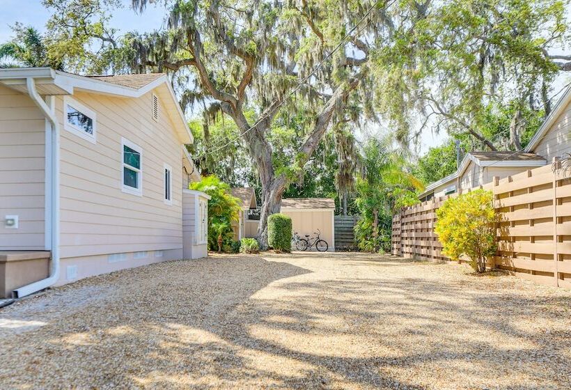 Inviting Sarasota Cottage: 5 Mi To Beach Access!