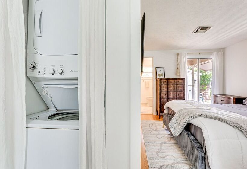 Inviting Sarasota Cottage: 5 Mi To Beach Access!