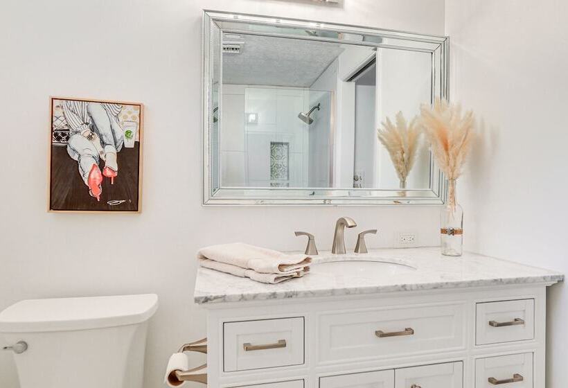 Inviting Sarasota Cottage: 5 Mi To Beach Access!