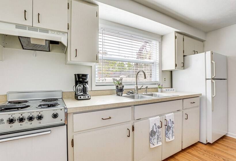 Inviting Sarasota Cottage: 5 Mi To Beach Access!