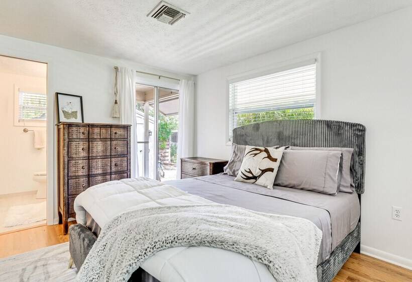 Inviting Sarasota Cottage: 5 Mi To Beach Access!