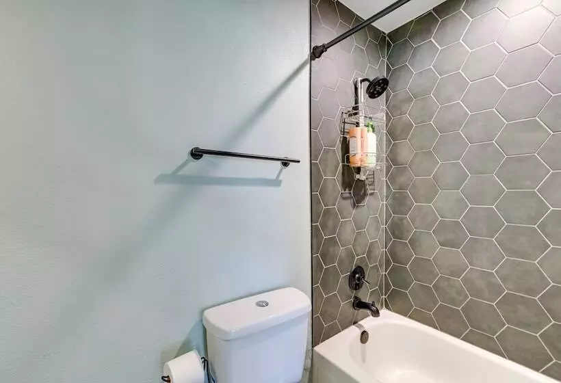 Lovely Bentonville Home W/ Grill: 1 Mi To Downtown