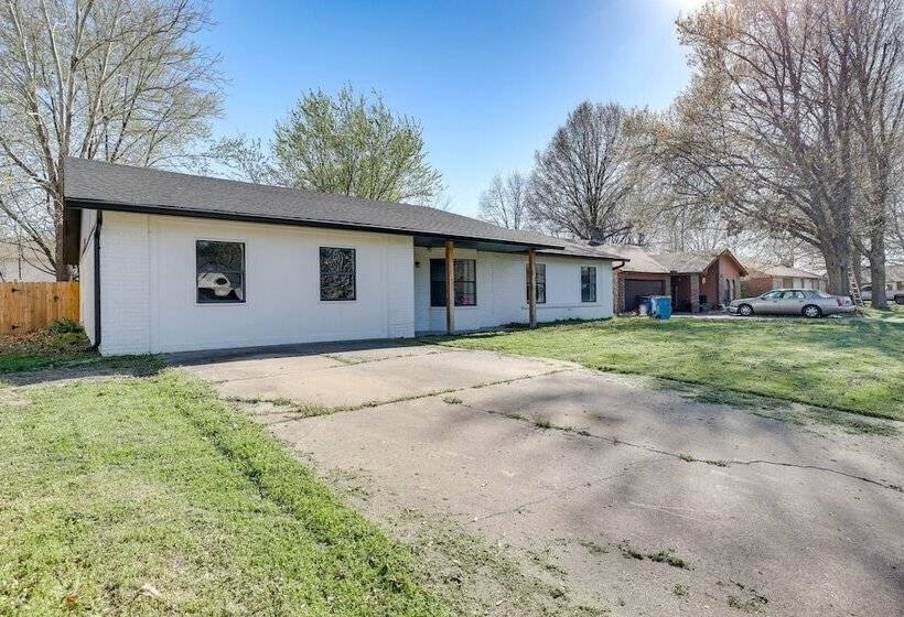 Lovely Bentonville Home W/ Grill: 1 Mi To Downtown