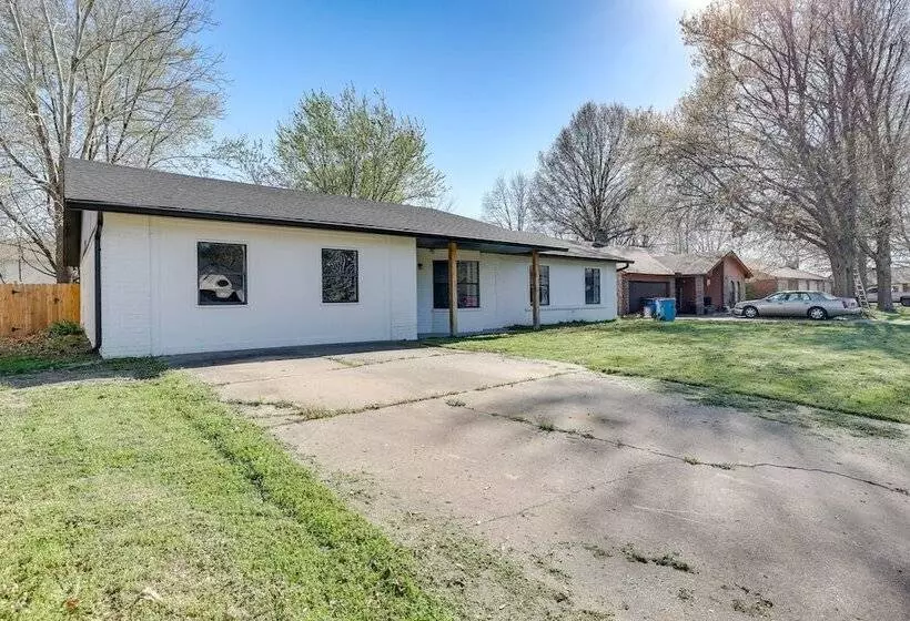 Lovely Bentonville Home W/ Grill: 1 Mi To Downtown