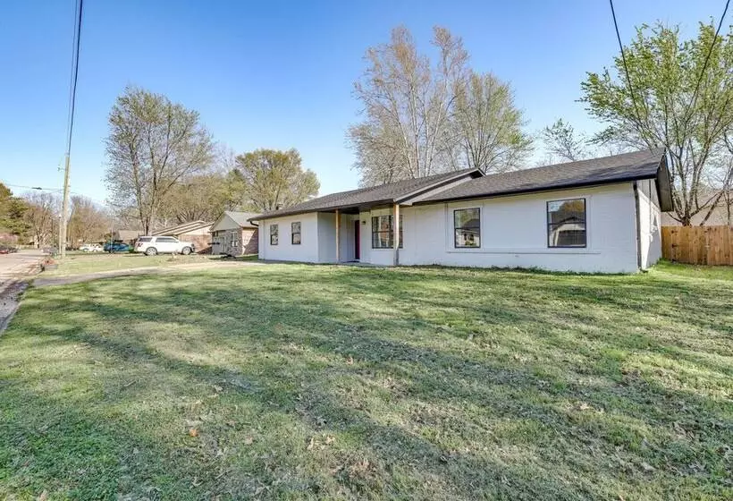 Lovely Bentonville Home W/ Grill: 1 Mi To Downtown