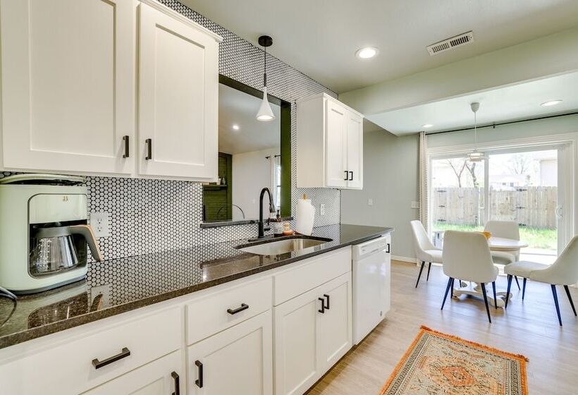 Lovely Bentonville Home W/ Grill: 1 Mi To Downtown