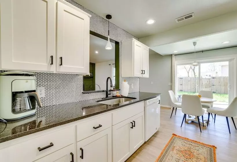 Lovely Bentonville Home W/ Grill: 1 Mi To Downtown