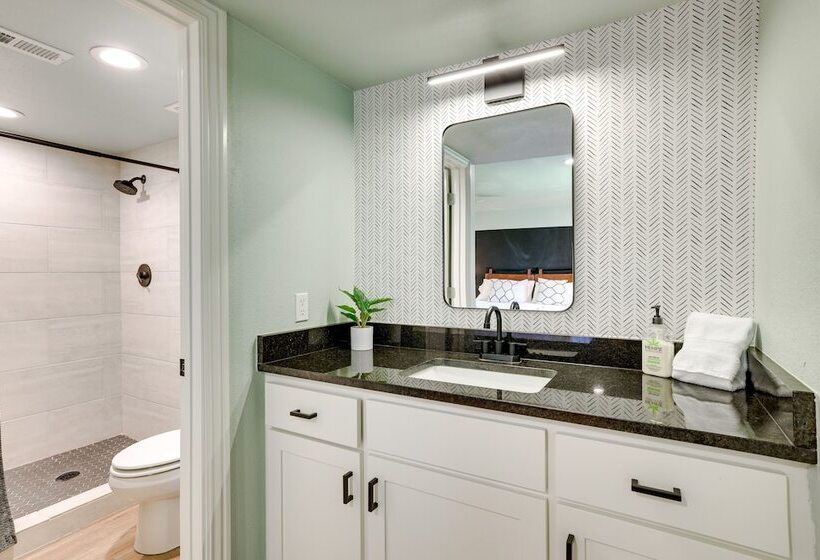 Lovely Bentonville Home W/ Grill: 1 Mi To Downtown