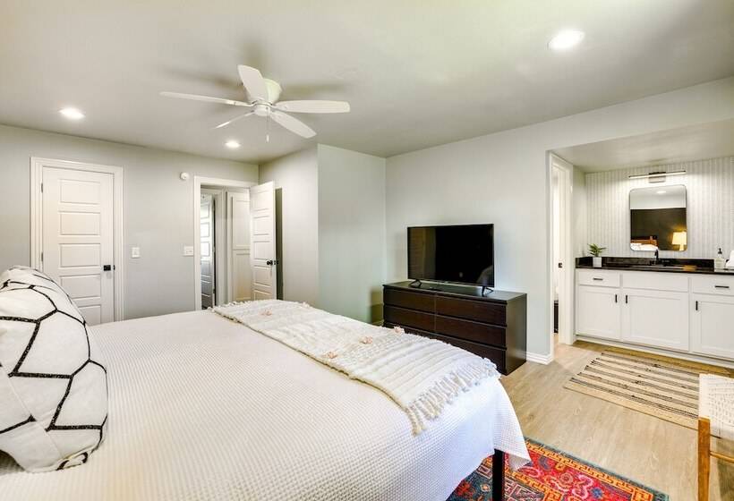 Lovely Bentonville Home W/ Grill: 1 Mi To Downtown