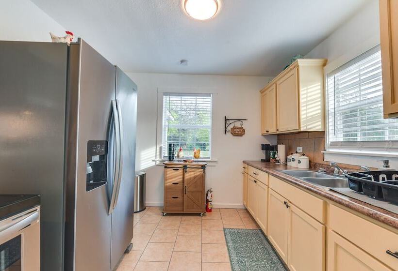 Lovely Home W/ Yard Near Dtwn Waco!