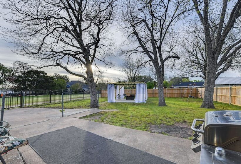 Lovely Home W/ Yard Near Dtwn Waco!
