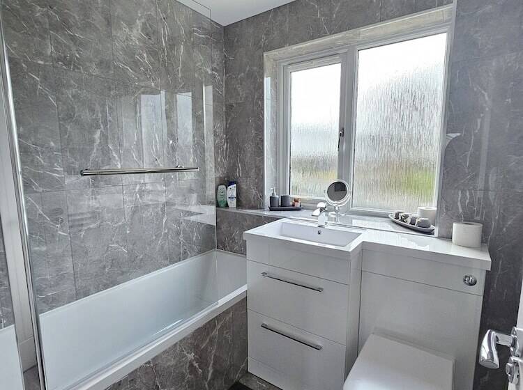 פנסיון Family Home With Free Parking