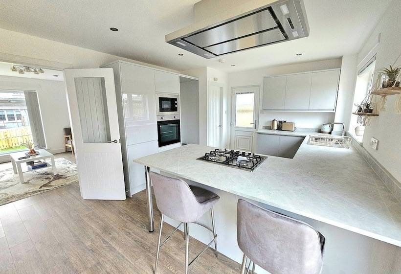 פנסיון Family Home With Free Parking