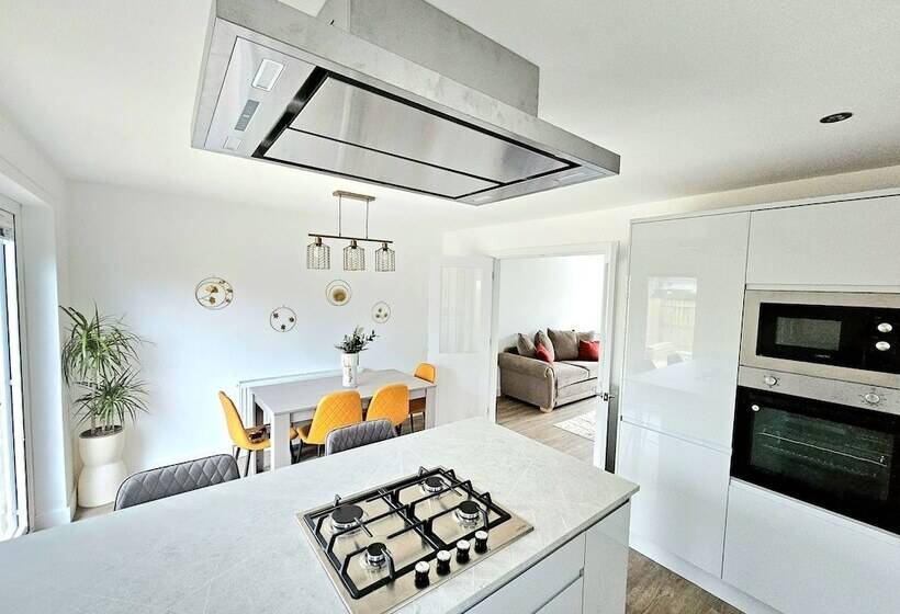 פנסיון Family Home With Free Parking