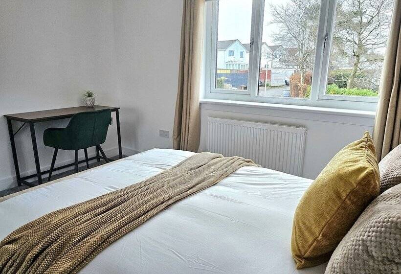 פנסיון Family Home With Free Parking