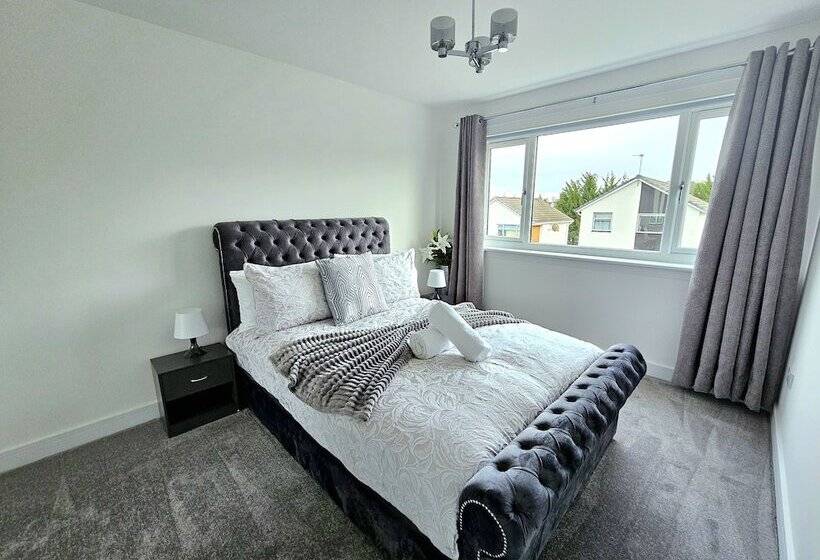 פנסיון Family Home With Free Parking