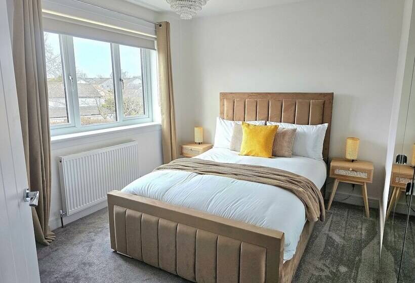 פנסיון Family Home With Free Parking