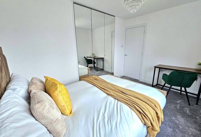 פנסיון Family Home With Free Parking