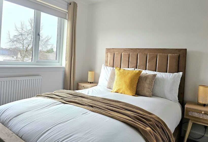 פנסיון Family Home With Free Parking