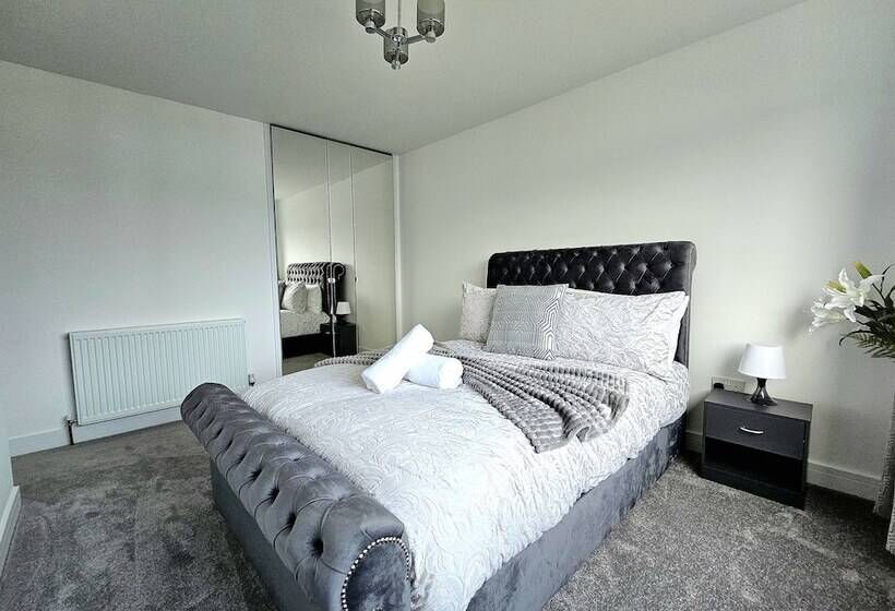 פנסיון Family Home With Free Parking