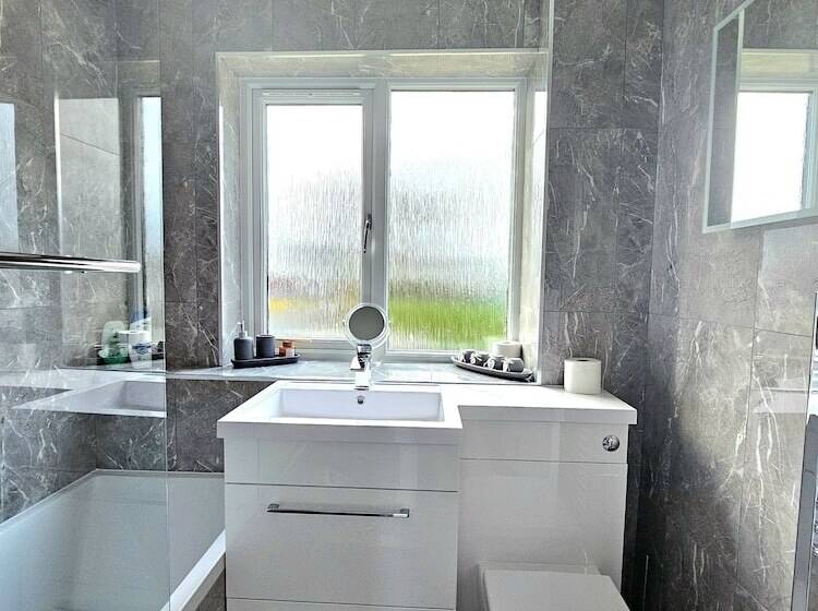 פנסיון Family Home With Free Parking