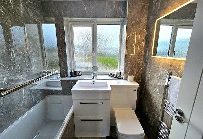 פנסיון Family Home With Free Parking