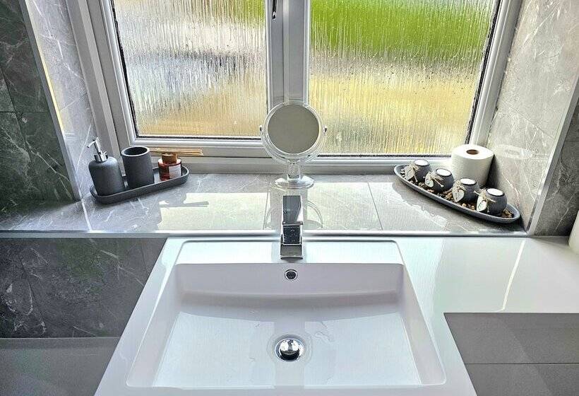 פנסיון Family Home With Free Parking