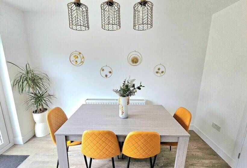 פנסיון Family Home With Free Parking