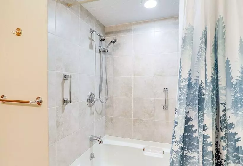 Quiet Greenwich Home W/ Pool + Screened Porch!