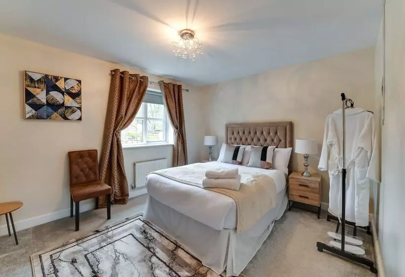 Residenssi Charming 2 Bed House In Middleton Manchester