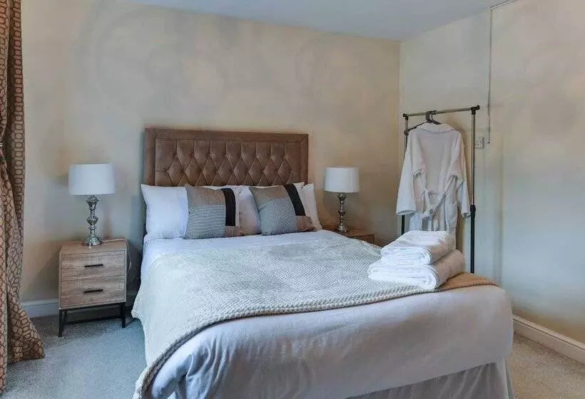 Residenssi Charming 2 Bed House In Middleton Manchester