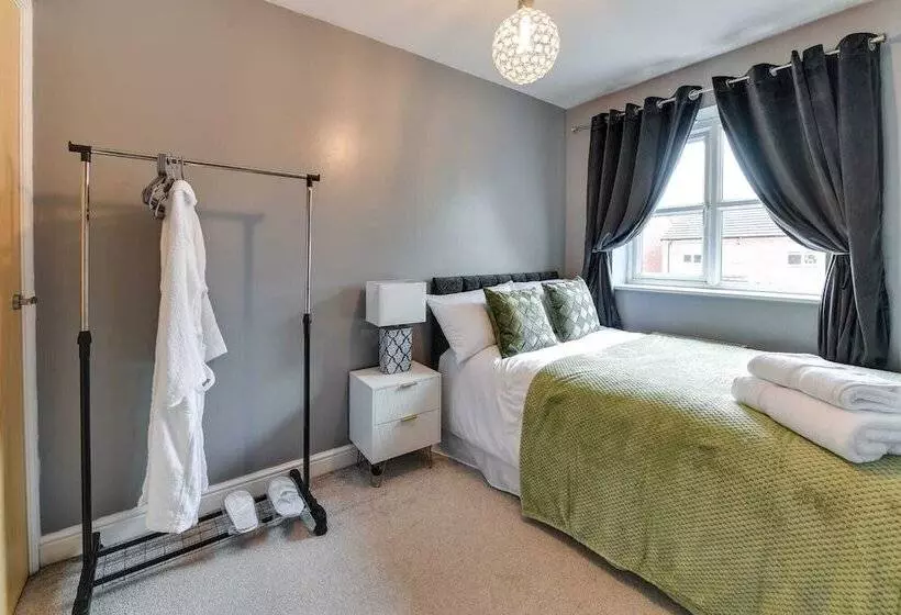 Residenssi Charming 2 Bed House In Middleton Manchester