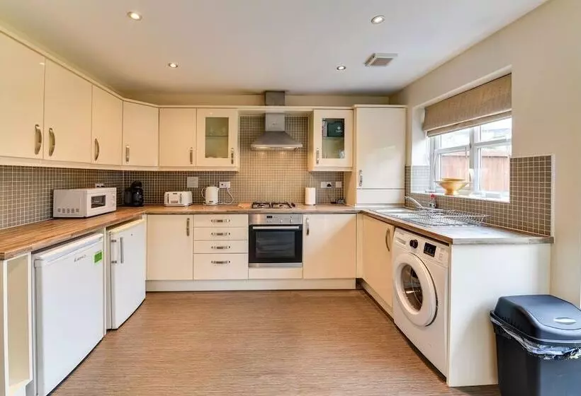 Residenssi Charming 2 Bed House In Middleton Manchester