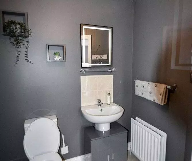 Residenssi Immaculate 3 Bed House In Newcastle