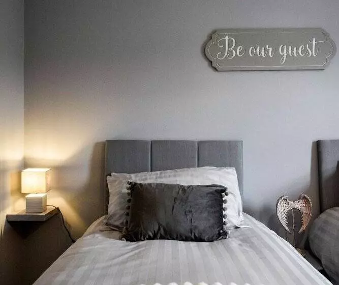 Residenssi Immaculate 3 Bed House In Newcastle