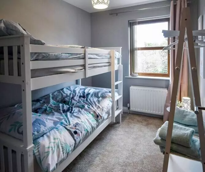 Residenssi Immaculate 3 Bed House In Newcastle